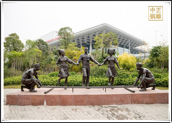 少數民族雕塑.jpg 少數民族雕塑.jpg